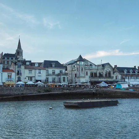 A Vue Vieux Port Et Chateau Pornic