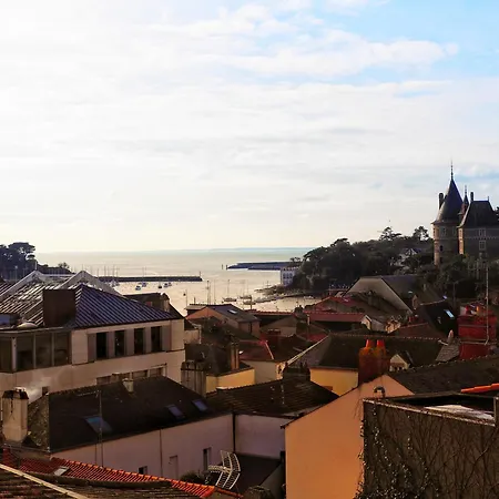 A Vue Vieux Port Et Chateau